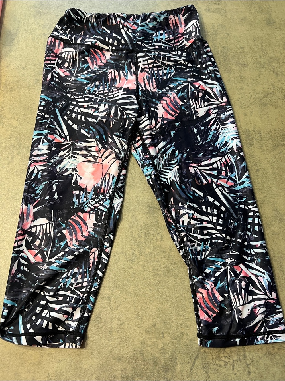SHEIN Black Tropical Print Capris Leggings
